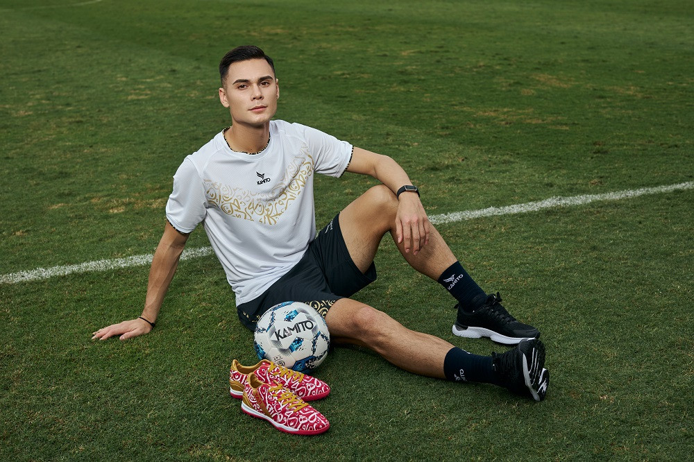 Theo chia sẻ của đại diện thương hiệu Kamito, MV với sự xuất hiện của Adriano Schmidt nằm trong chuỗi quảng bá của hãng mang tên Woncup hướng tới World Cup 2022 sắp diễn ra tại Qatar từ ngày 20/11 đến ngày 18/12/2022.