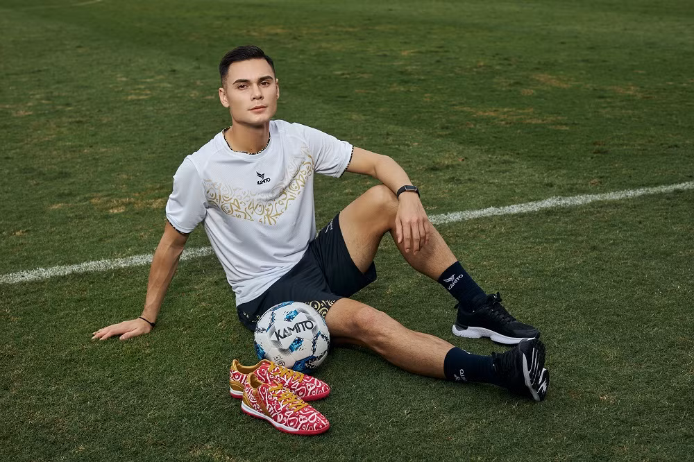 Theo chia sẻ của đại diện thương hiệu Kamito, MV với sự xuất hiện của Adriano Schmidt nằm trong chuỗi quảng bá của hãng mang tên Woncup hướng tới World Cup 2022 sắp diễn ra tại Qatar từ ngày 20/11 đến ngày 18/12/2022.