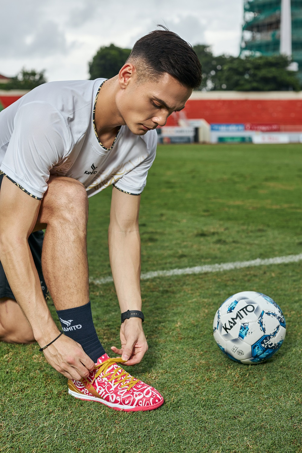 Woncup là bộ sưu tập đặc biệt gồm 2 mẫu trang phục thi đấu và các phiên bản màu sắc mới của mẫu giày TA11. Điểm nhấn của bộ trang phục chính là những họa tiết mang đậm chất Qatar được sử dụng đồng bộ ở tất cả các sản phẩm.