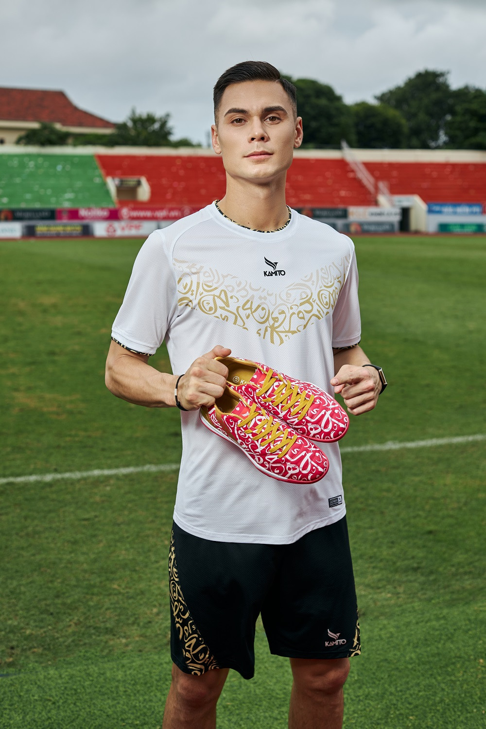 Chup poster quang cao, cau thu Viet kieu Adriano Schmidt chuan nam than