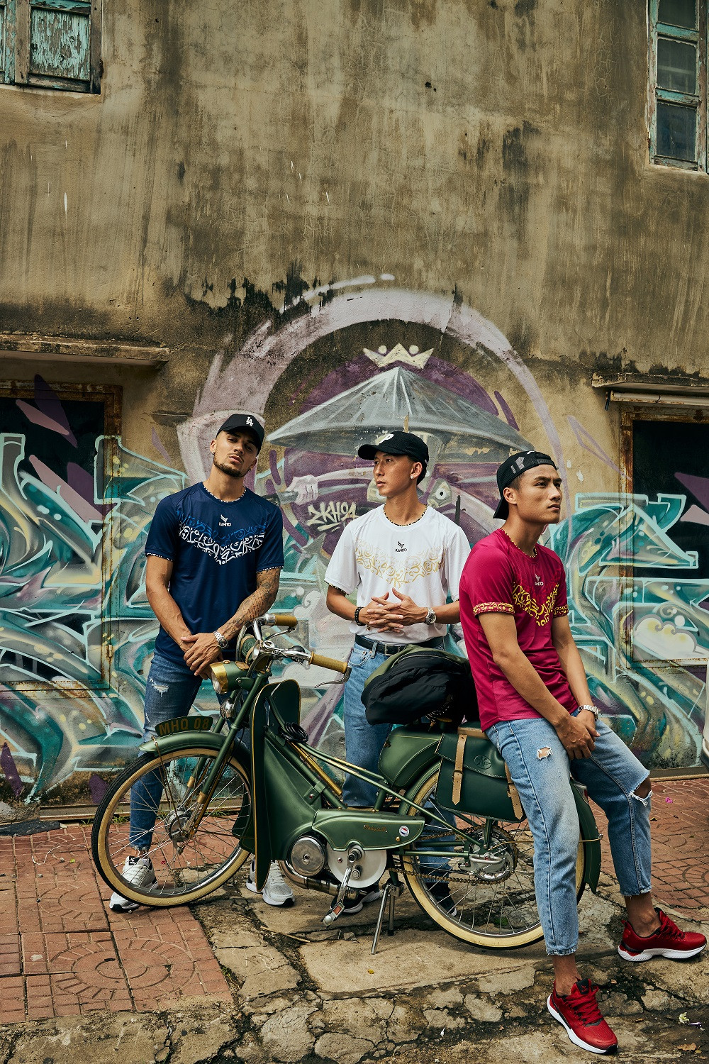 Xuất hiện trong poster quảng cáo cùng với Adriano Schmidt trong MV quảng cáo vừa qua còn có các đồng đội của anh tại CLB Topenland Bình Định như Mạc Hồng Quân hay Nghiêm Xuân Tú...