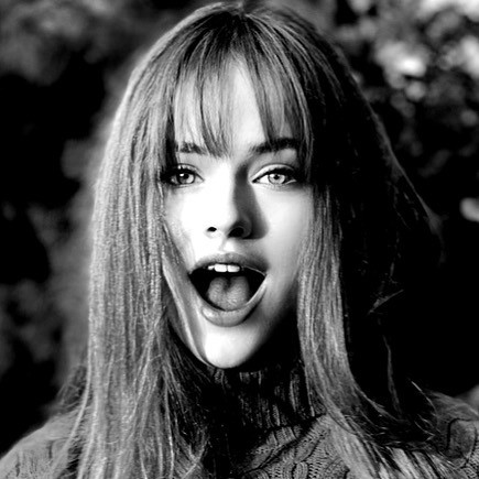 Bên cạnh nhưng lời khen thì đa số những bình luận phía dưới những bức ảnh diện đồ tắm của Kristina đều không đồng tình việc thiếu nữ tuổi teen chụp ảnh bikini gợi cảm khi mới gần 16 tuổi.