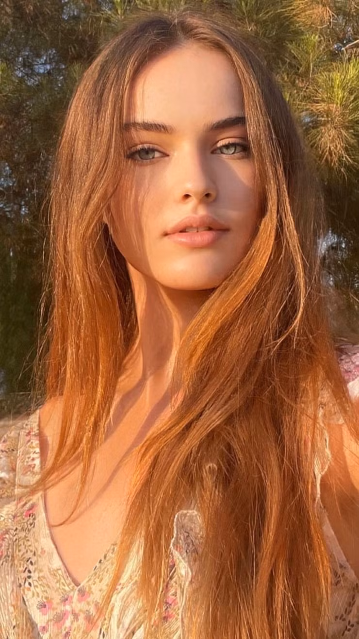 Kristina Pimenova thực hiện bộ ảnh mặc áo tắm và đăng tải lên MXH. Dù để mặt mộc, bông hoa xứ bạch dương vẫn rất xinh đẹp với những đường nét hoàn hảo.