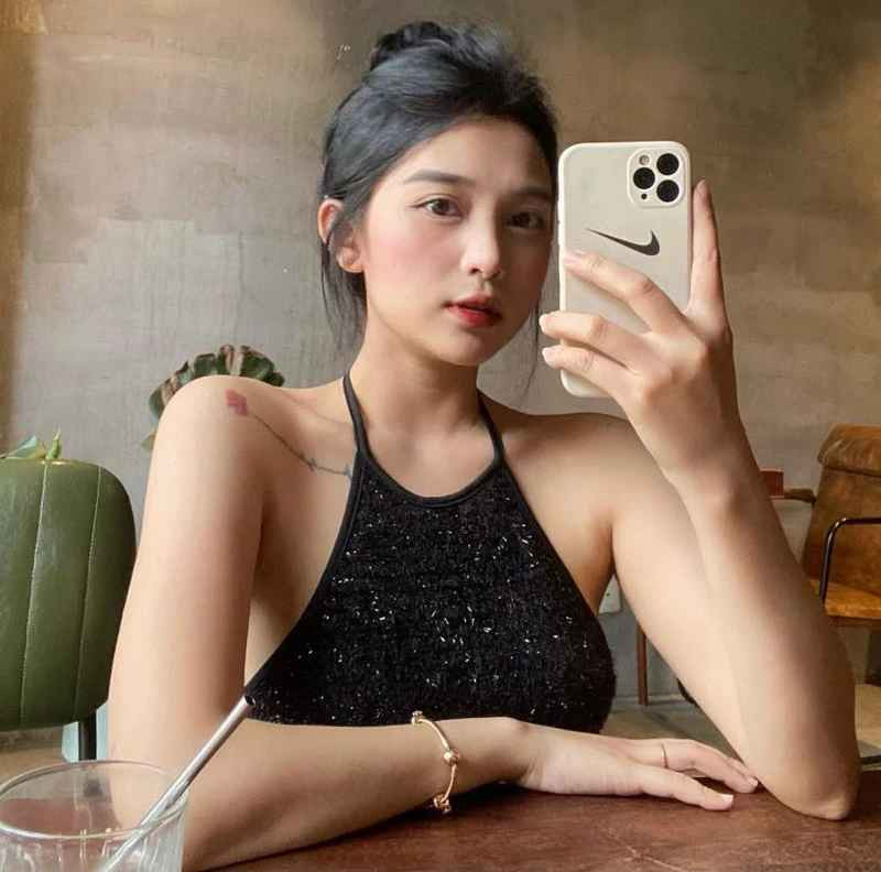 Nói về biệt danh lớp phó "nhà người ta", cô nàng sinh năm 1997 chia sẻ rằng trước đây khi còn học trung học phổ thông ở quê nhà Gia Lai từng làm lớp phó văn - thể - mỹ trong lớp...