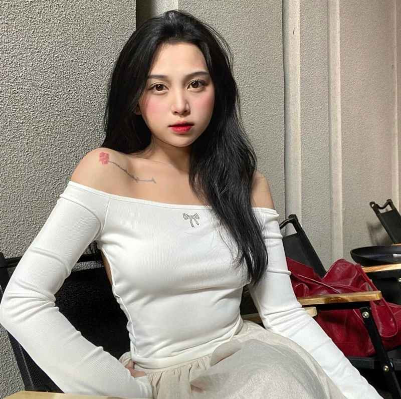 Khánh Linh giữ được vóc dáng thon thả, vẻ ngoài tươi tắn, tràn đầy sức sống.