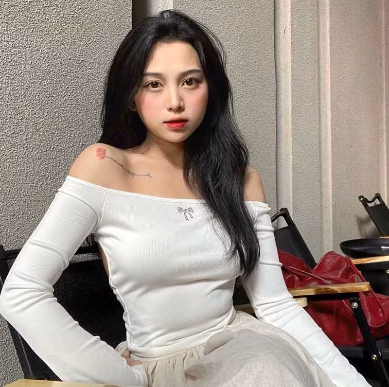 Khánh Linh giữ được vóc dáng thon thả, vẻ ngoài tươi tắn, tràn đầy sức sống.