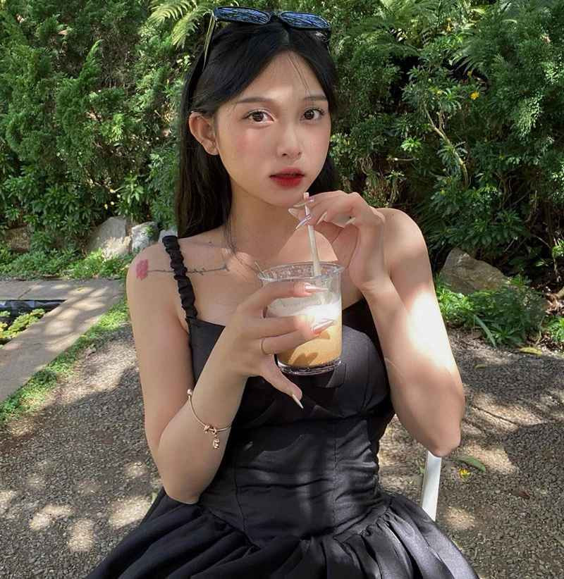 Khánh Linh chia sẻ, sở thích của cô là chơi cầu lông, trồng cây, đọc sách...