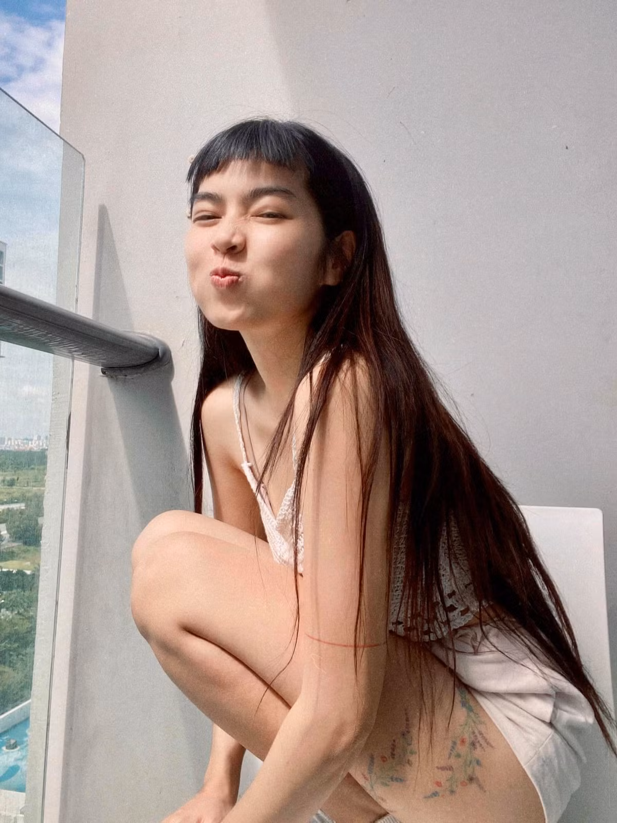 Bên cạnh đó, chi tiết ăn bánh của Khánh Vân cũng làm netizen băn khoăn không biết dụng ý nghệ thuật của bức ảnh này có mục đích gì.