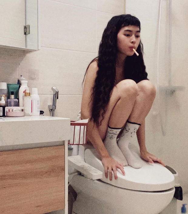 Trong bức ảnh gần nhất mà Khánh Vân đăng tải lên trang cá nhân. Netizen vừa xem đã phải dụi mắt vài lần vì tưởng cô nàng "bạo" đến mức đăng luôn ảnh nude.