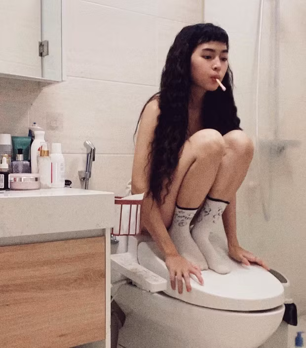 Trong bức ảnh gần nhất mà Khánh Vân đăng tải lên trang cá nhân. Netizen vừa xem đã phải dụi mắt vài lần vì tưởng cô nàng "bạo" đến mức đăng luôn ảnh nude.