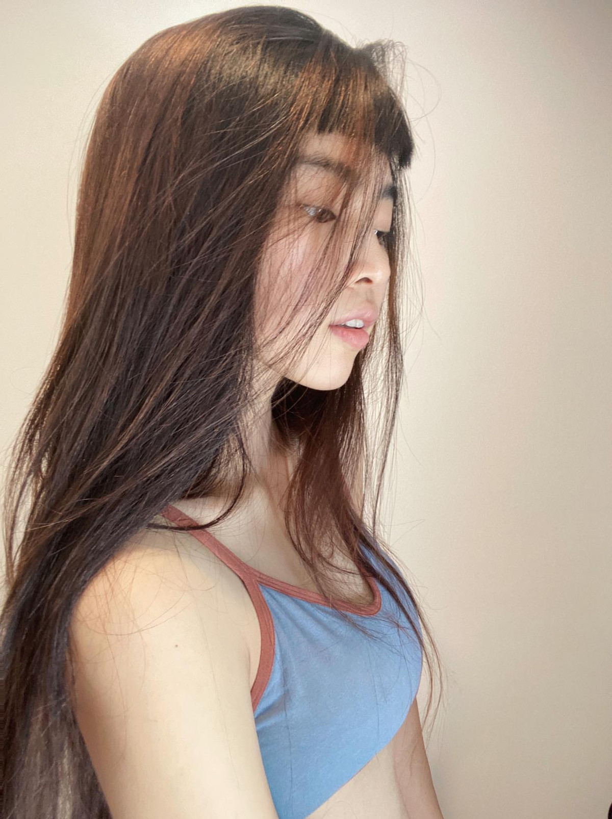 Không những thế, mái tóc dài phủ xuống toàn bộ body đã khiến netizen hiểu lầm, đến mức gây lú tưởng Khánh Vân đăng ảnh khoả thân.