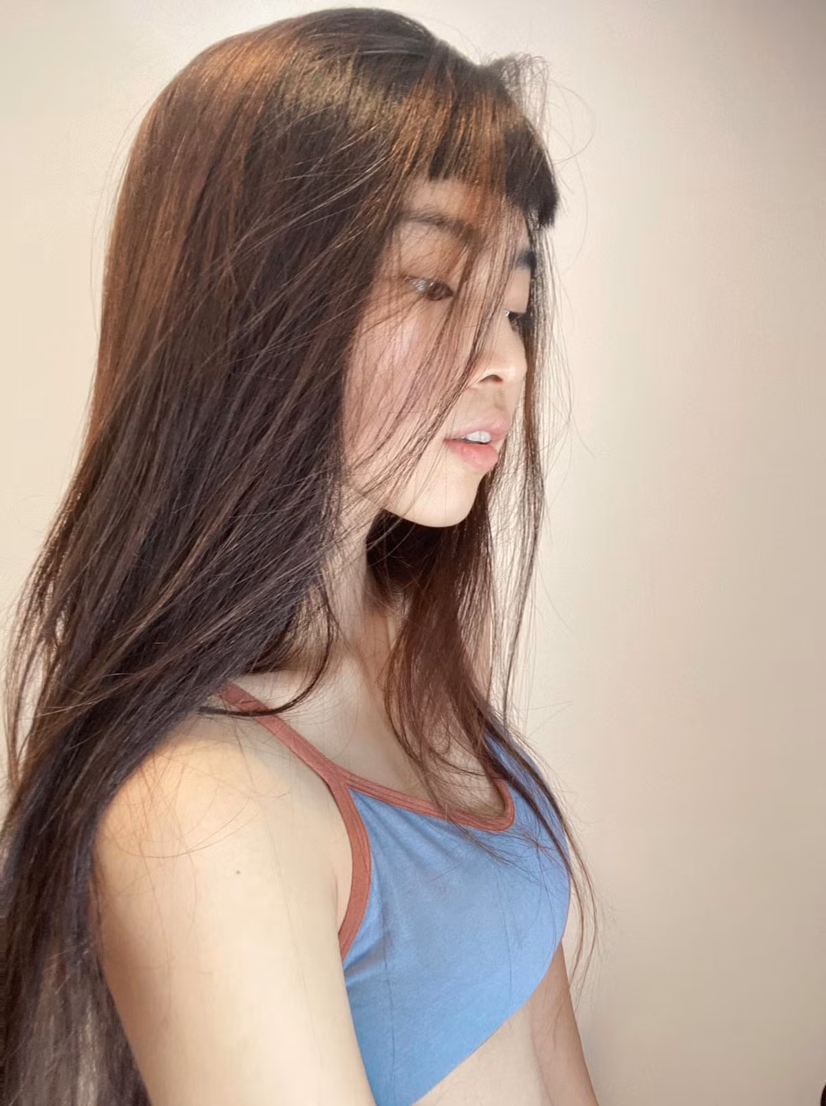 Không những thế, mái tóc dài phủ xuống toàn bộ body đã khiến netizen hiểu lầm, đến mức gây lú tưởng Khánh Vân đăng ảnh khoả thân.