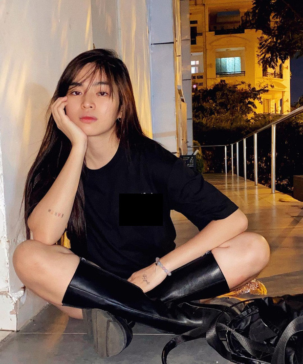 Cụ thể, bức hình Khánh Vân đăng lên Instagram có tư thế ngồi trên toilet vừa nhìn đã thấy... khá nhạy cảm.