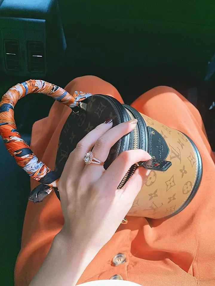 Ngoài ra còn có chiếc túi lông màu trắng của Prada có giá khoảng 50 triệu,... Chỉ cần từng ấy thôi cũng đủ thấy Midu giàu có đến mức độ nào rồi.