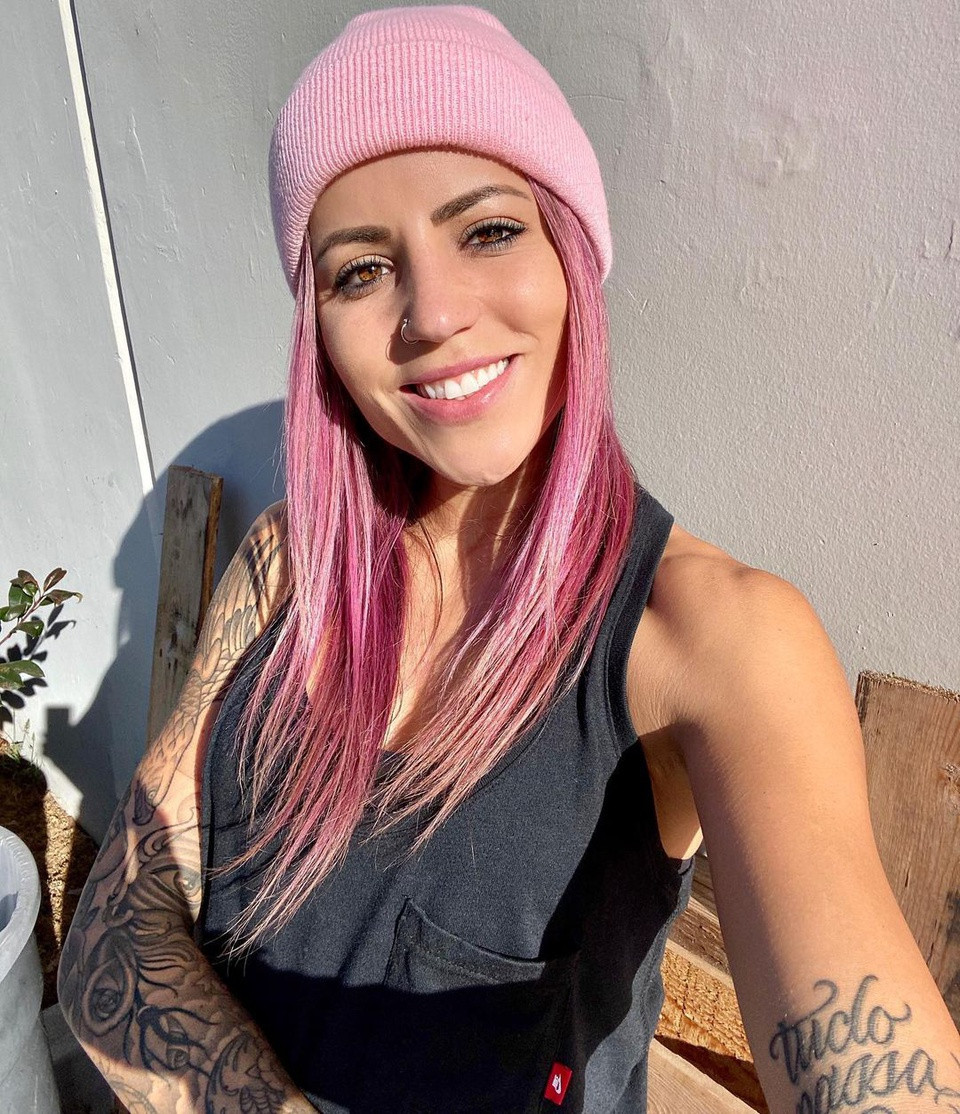 Ngoài ra, Leticia Bufoni còn có sở thích xăm mình. Cô có nhiều tác phẩm gắn liền với những cột mốc quan trọng. Hình xăm dọc theo chiều dài bàn tay phải của Bufoni mang nghĩa "rắc rối" vì cô cho rằng mình luôn gặp điều đó trong cuộc sống. Ngược lại, những hình xăm trên ngón tay của cô có từ "hy vọng". "Cha tôi cũng có xăm hình con đại bàng. Ông có nó ngay trước khi tôi chuyển đến Los Angeles, Mỹ. Nó kèm theo dòng chữ 'chúc may mắn, Leticia'. Do đó, tôi cũng quyết định xăm đại bàng", cô nói thêm.