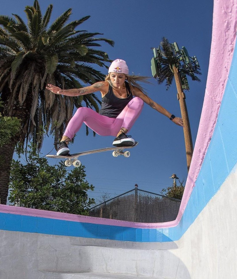 Cô tự tin cho rằng mình là người tạo nên xu hướng mặc legging để trượt ván. Trước đó, mọi người thường theo phong cách tomboy với trang phục rộng rãi. Bufoni cũng gây chú ý khi luôn trang điểm, nhuộm hay tạo kiểu cho tóc mỗi khi đứng trên ván trượt. Bởi ngoài yếu tố chuyên môn, cô cũng quan tâm đến vẻ đẹp bề ngoài.