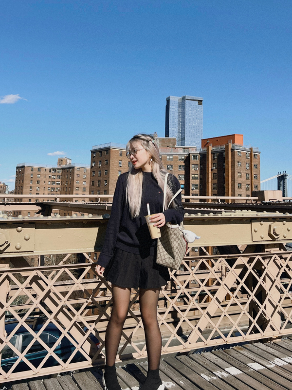 Hiện tại, Chao đang ở kí túc xá của trường, nhưng năm sau mình sẽ chuyển ra căn hộ riêng. Tiền nhà sẽ rơi vào tầm 2 nghìn - 6 nghìn đô/tháng, tuỳ vào vị trí.