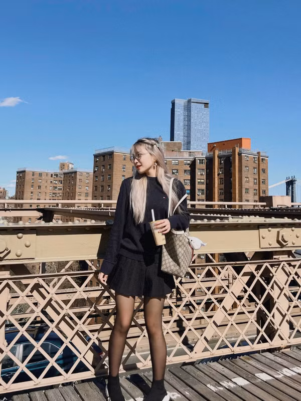 Hiện tại, Chao đang ở kí túc xá của trường, nhưng năm sau mình sẽ chuyển ra căn hộ riêng. Tiền nhà sẽ rơi vào tầm 2 nghìn - 6 nghìn đô/tháng, tuỳ vào vị trí.