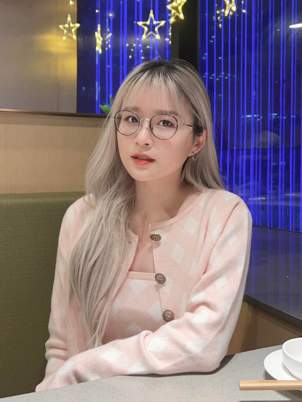 Hiện tại, Chao đang sở hữu kênh TikTok với hơn 1,5 triệu người theo dõi và gần 30 triệu lượt yêu thích. Các kênh mạng xã hội khác của gái xinh Gen Z này như Facebook hay Instagram cũng thu hút được rất nhiều sự quan tâm.