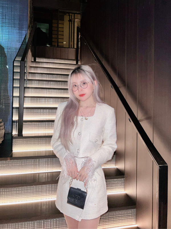 Không chia sẻ quá nhiều về chuyện tình cảm nên nửa kia của Chao cũng là một vấn đề được rất nhiều bạn trẻ quan tâm. Tuy nhiên, Chao chỉ cho hay: “Mình sẽ cảm thấy thích những người có suy nghĩ trưởng thành và giỏi, vì điều đó làm mình cảm thấy ngưỡng mộ và có thể học hỏi theo họ. Bên cạnh đó, Chao cũng không đặt nặng vấn đề phải tìm được một người có điều kiện tốt như mình, bởi cô nàng cho rằng “bất kỳ ai đó bước đến cuộc sống của mình đều có lý do và mình sẽ luôn đón nhận mọi thứ một cách nhẹ nhàng và cởi mở nhất.”