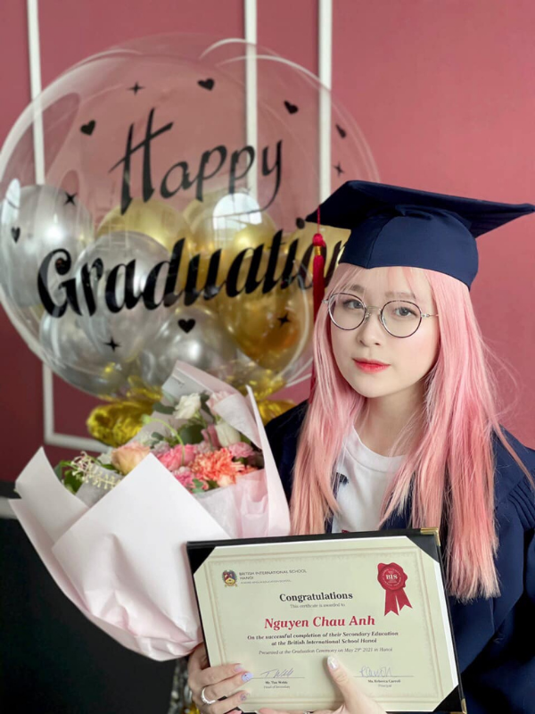 Có xuất thân “trâm anh thế phiệt”, Chao chia sẻ bản thân cũng từng gặp phải một số vấn đề trong các mối quan hệ bạn bè khi còn nhỏ. Tuy nhiên sau đó, cô nàng cũng đã gặp được những người bạn đáng tin cậy và chơi thân với nhau từ đó đến giờ.