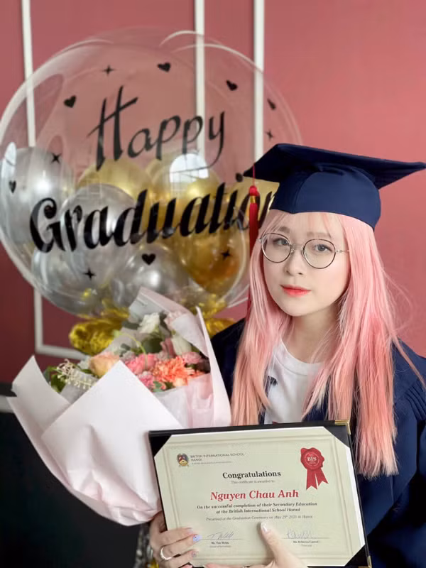 Có xuất thân “trâm anh thế phiệt”, Chao chia sẻ bản thân cũng từng gặp phải một số vấn đề trong các mối quan hệ bạn bè khi còn nhỏ. Tuy nhiên sau đó, cô nàng cũng đã gặp được những người bạn đáng tin cậy và chơi thân với nhau từ đó đến giờ.