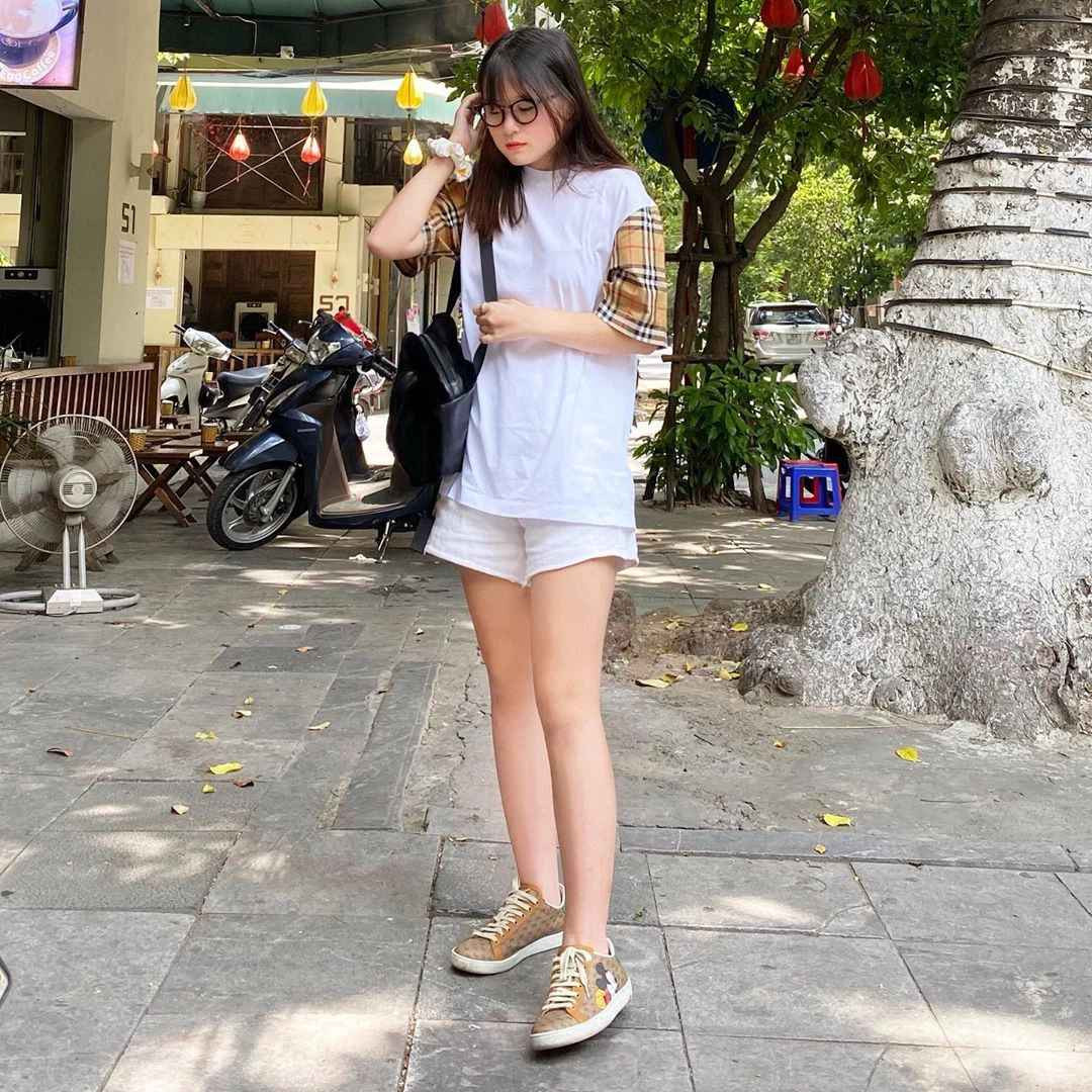 Có một niềm yêu thích lớn với nghệ thuật nên Chao cho biết bản thân từng có suy nghĩ sẽ theo đuổi ngành hội họa. Tuy nhiên hiện tại, Chao chỉ vẽ khi rảnh rỗi và cô nàng đang theo học ngành Digital Media (Truyền thông kĩ thuật số).