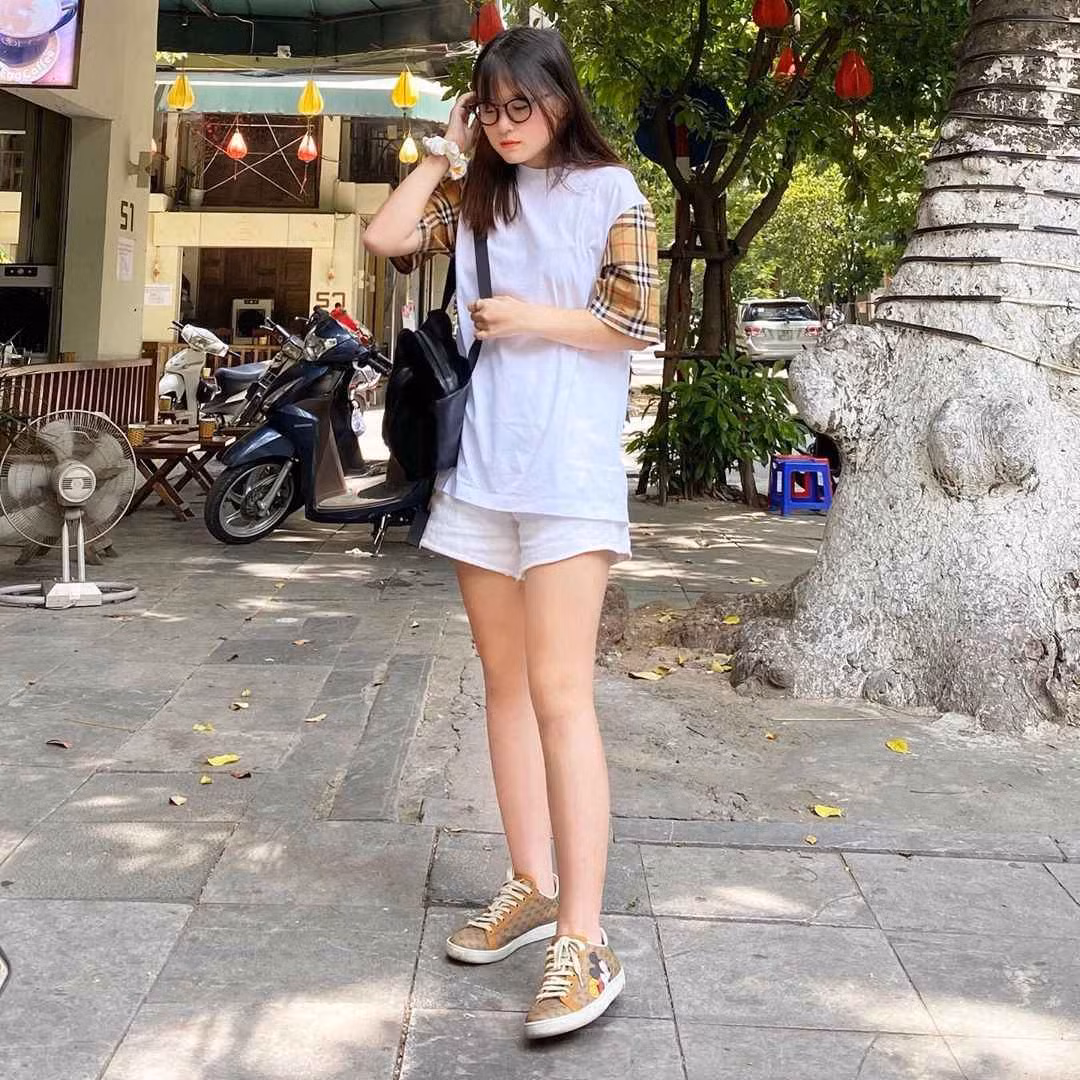 Có một niềm yêu thích lớn với nghệ thuật nên Chao cho biết bản thân từng có suy nghĩ sẽ theo đuổi ngành hội họa. Tuy nhiên hiện tại, Chao chỉ vẽ khi rảnh rỗi và cô nàng đang theo học ngành Digital Media (Truyền thông kĩ thuật số).