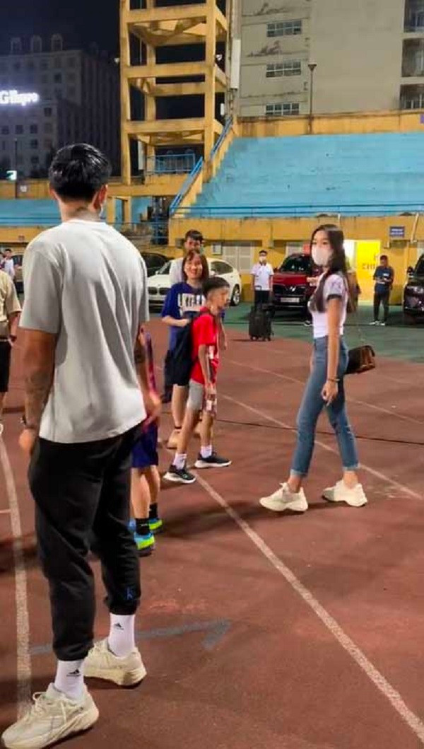 Doãn Hải My vẫn còn khá ngại ngùng với máy quay khi xuất hiện cùng người yêu, cô nàng chủ động đi phía sau Văn Hậu. Dù đi trước nhưng nam cầu thủ vẫn luôn để ý đến bạn gái.