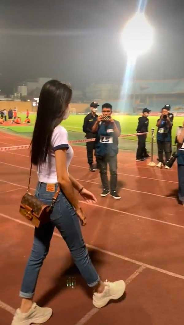 Theo đó, Hải My mặc một chiếc áo thun trắng kết hợp với quần jeans và đi giày thể thao. Đôi chân thon dài, thẳng tắp cùng với vòng eo con kiến khiến bạn gái Đoàn Văn Hậu thu hút mọi ánh nhìn.