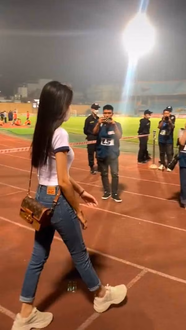 Theo đó, Hải My mặc một chiếc áo thun trắng kết hợp với quần jeans và đi giày thể thao. Đôi chân thon dài, thẳng tắp cùng với vòng eo con kiến khiến bạn gái Đoàn Văn Hậu thu hút mọi ánh nhìn.