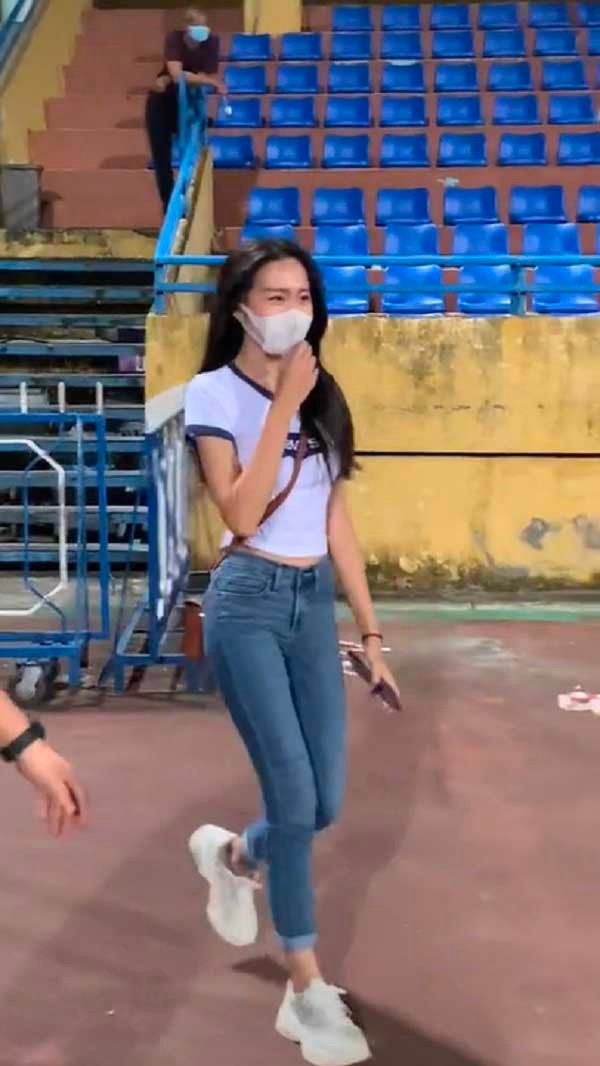 Mới đây, Doãn Hải My lại gây bão khi xuất hiện cùng Văn Hậu trên sân Hàng Đẫy. Dù đã đeo khẩu trang, diện trang phục đơn giản nhưng body vạn người mê của cô nàng vẫn thu hút sự chú ý.