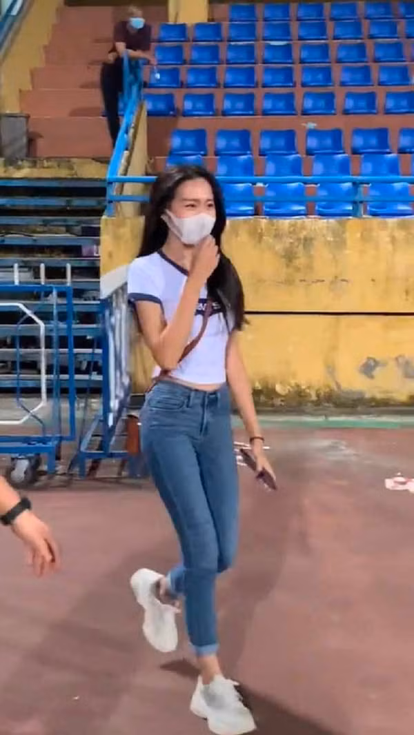 Mới đây, Doãn Hải My lại gây bão khi xuất hiện cùng Văn Hậu trên sân Hàng Đẫy. Dù đã đeo khẩu trang, diện trang phục đơn giản nhưng body vạn người mê của cô nàng vẫn thu hút sự chú ý.