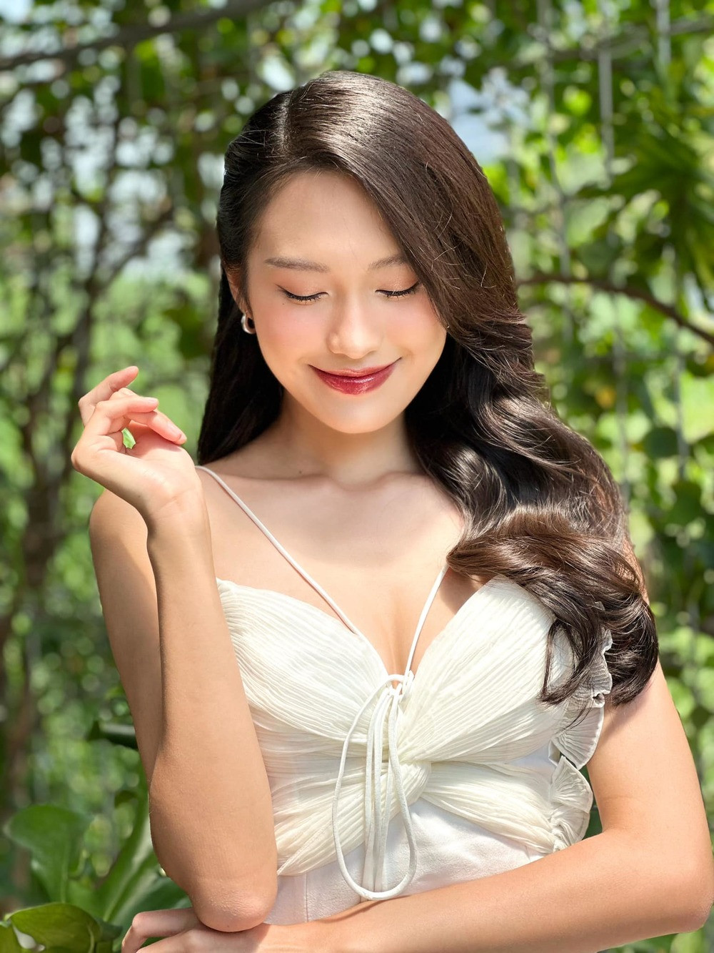 Doãn Hải My vướng tin đồn hẹn hò với Đoàn Văn Hậu vào năm 2020. Thậm chí trong đêm chung kết Hoa hậu Việt Nam, cầu thủ gốc Thái Bình còn đến cổ vũ cô nàng và dành cho mỹ nhân Hà Thành cái ôm ấm áp khi cô không giành ngôi vị cao nhất.