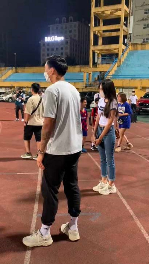 Đoàn Văn Hậu và Doãn Hải My ngồi trên khán đài cổ vũ các đồng đội thi đấu. Sau khi kết thúc 90 phút trên sân Hàng Đẫy, nam cầu thủ cùng bạn gái đã rời khán đài để xuống sân.