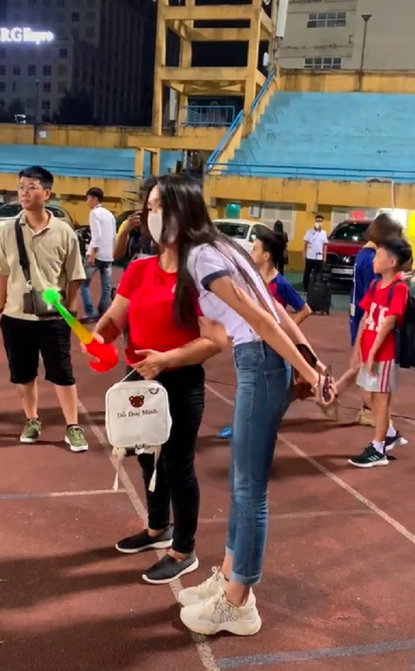 Bên cạnh đó, Hải My cũng chủ động để bạn trai ra nói chuyện với các đồng đội còn mình đứng phía sau. Ngay khi thấy mẹ của cầu thủ Duy Mạnh đang loay hoay tìm con, top 10 Hoa hậu cũng chủ động tiến tới chào hỏi và đứng nói chuyện cùng bà.