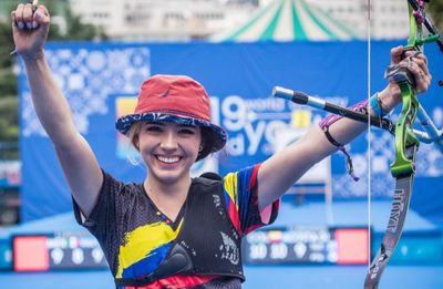 Theo tìm hiểu nữ cung thủ gây sốt tại Olympic Tokyo nói trên có tên Valentina Acosta Giraldo sinh năm 2000. Cô là thành viên đến từ Colombia và tranh tài ở nội dung cung một dây.