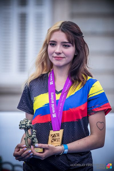 Sinh ra trong gia đình có truyền thống thể thao, Valentina từng tham gia các môn bơi lội, bóng đá nhưng môn bắn cung mới là môn bộc lộ được tài năng của cô gái sinh năm 2000.