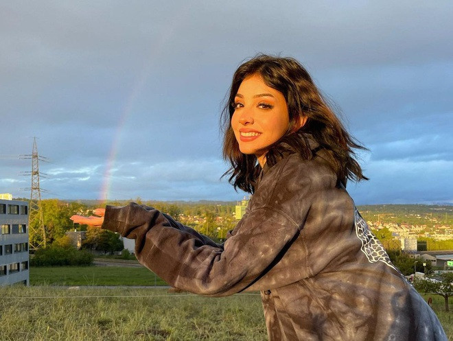 Với trang phục năng động và trẻ trung, đúng với lứa tuổi Gen Z, nữ cung thủ Colombia thu hút mọi ảnh nhìn.