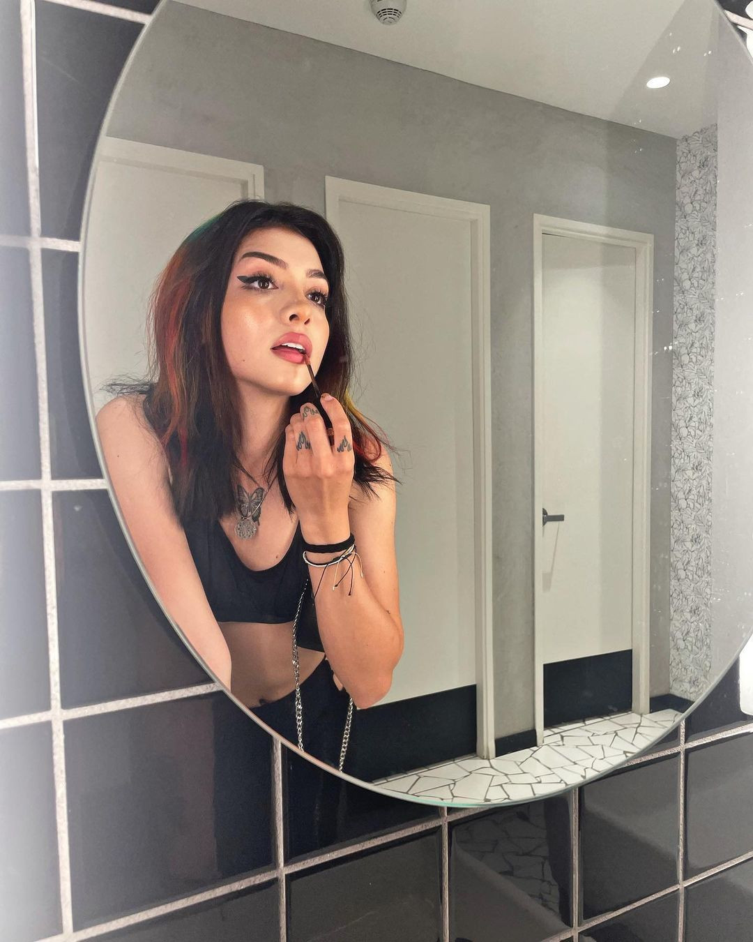 Mỗi bài đăng trên trang cá nhân của Giraldo thường nhận được hàng chục nghìn người nhấn nút ưa thích và khen ngợi vóc dáng đẹp không tỳ vết.