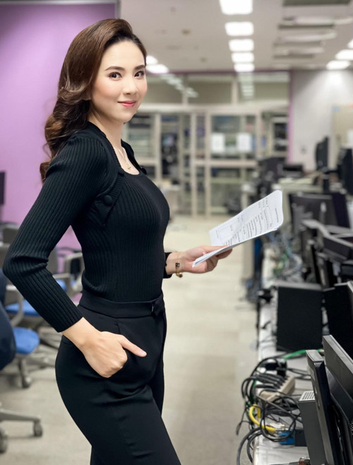 Mới đây, trên trang cá nhân, BTV Mai Ngọc đăng ảnh khoe vòng eo trong bộ trang phục kín đáo nhưng vẫn đầy quyến rũ.