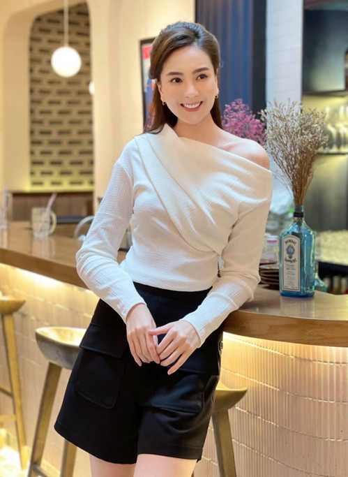 Mùa thu đông, Mai Ngọc lăng xê những thiết kế dệt kim. Đây là chất liệu len mềm mại với độ co giãn cao, ôm sát body, giúp người mặc tôn lên vóc dáng.