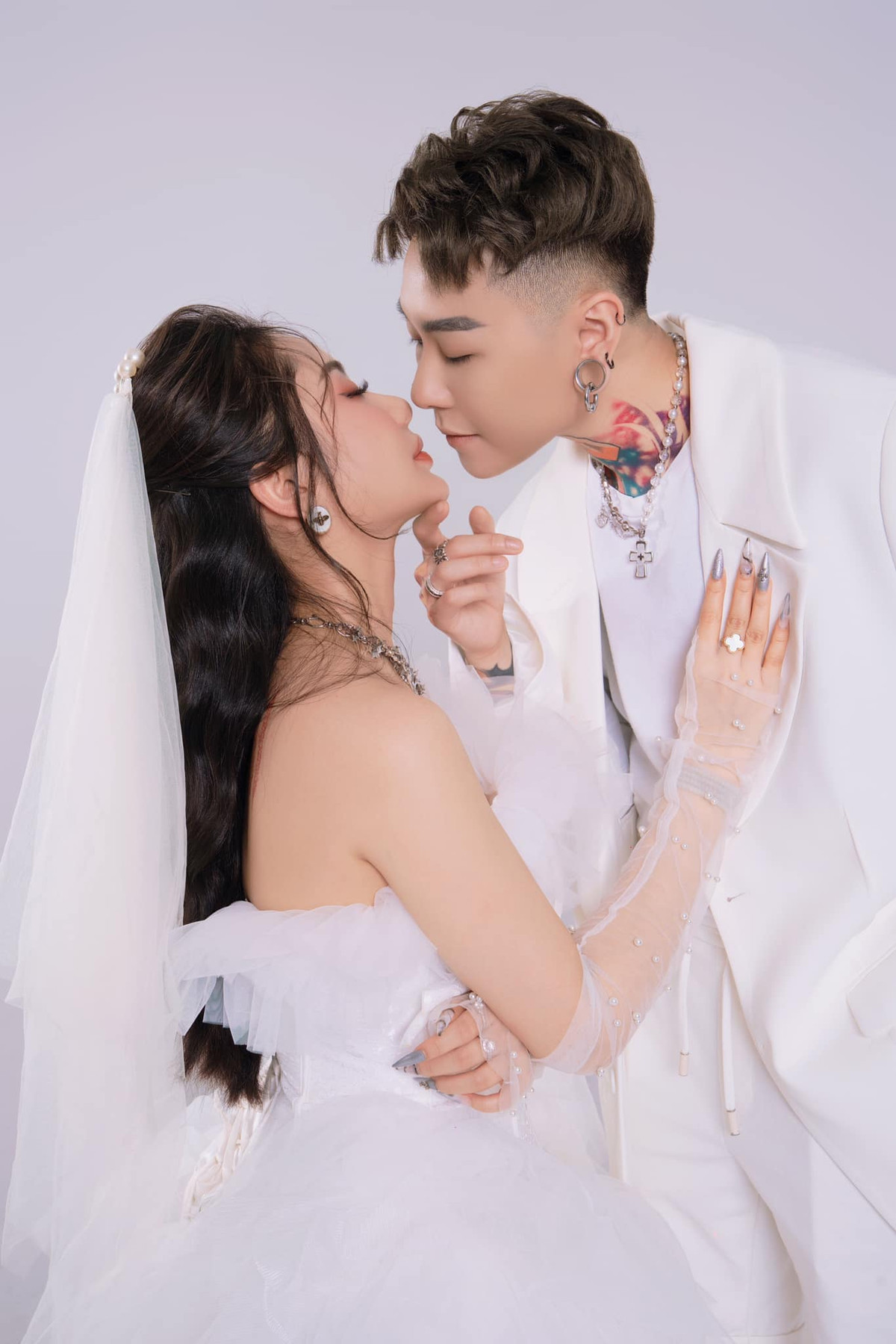 KimX cho hay, cả hai đã có kế hoạch kết hôn từ đầu năm 2023. Quyết định này được hai bên gia đình hoàn toàn ủng hộ, đồng thuận, vun vén.