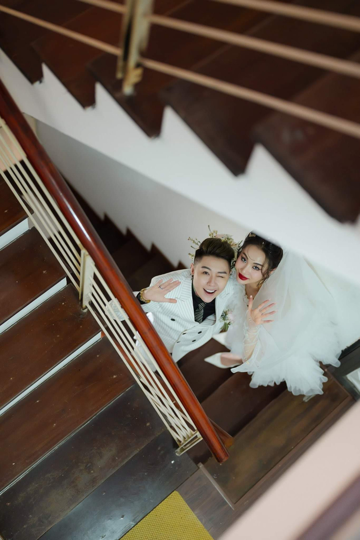 “Trong năm nay, chúng mình mới chỉ kịp ăn hỏi, đón dâu cùng họ hàng hai bên gia đình vì năm nay là năm được tuổi của Chang. Năm 2024, chúng mình sẽ tổ chức đám cưới cùng người thân, họ hàng và mời thật nhiều bạn bè. Mọi người cùng chờ đón ngày vui của chúng mình nhé”, KimX vui vẻ thông báo.