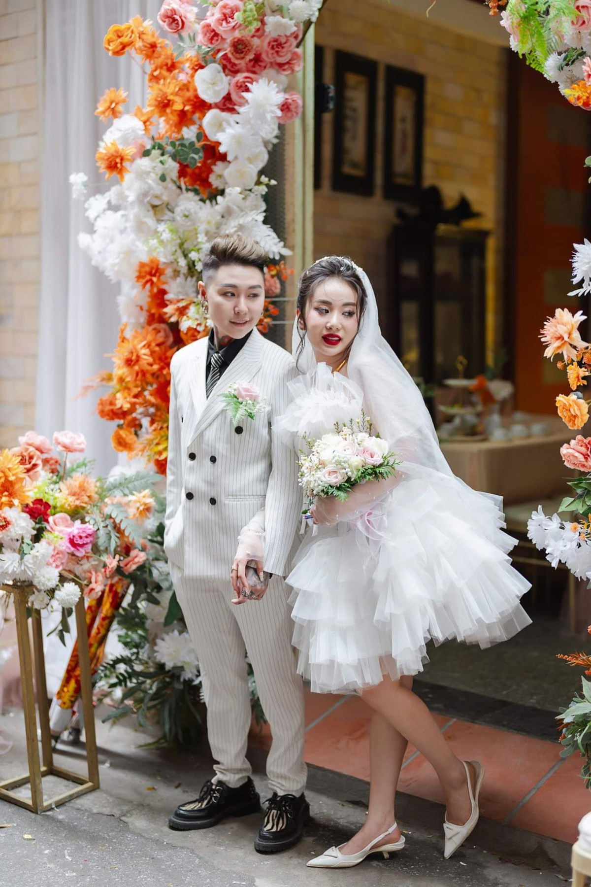 Đám cưới hạnh phúc là điều cả hai mong chờ. KimX chia sẻ, cặp đôi tự lên kế hoạch, tỉ mỉ chuẩn bị cho hôn sự của mình, từ việc chọn váy cưới, vest cưới cho đến trang trí không gian cưới... Lễ cưới đầy đủ các thủ tục lễ nghi: dạm ngõ, ăn hỏi, tổ chức tiệc cưới... như mọi đám cưới khác. Đó cũng là một cách để KimX và Chang khẳng định với xã hội mối quan hệ chính thống của mình.