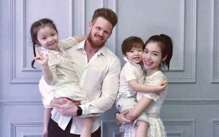 Không những thế hot girl Elly Trần còn lên tiếng "cầu cứu" người hâm mộ: "Cái chuyện vô nhân tính như vậy mà họ cũng dám làm, ba mẹ con mình phải làm sao đây các mẹ".