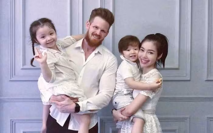 Không những thế hot girl Elly Trần còn lên tiếng "cầu cứu" người hâm mộ: "Cái chuyện vô nhân tính như vậy mà họ cũng dám làm, ba mẹ con mình phải làm sao đây các mẹ".