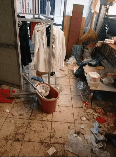 "Thợ sửa ống nước nào nhìn đến phòng tắm của tôi cũng ngán ngẩm rời đi. Mọi người đều từ chối sửa nó", chị Taraporn thốt lên và bày tỏ thất vọng. Ảnh minh hoạ