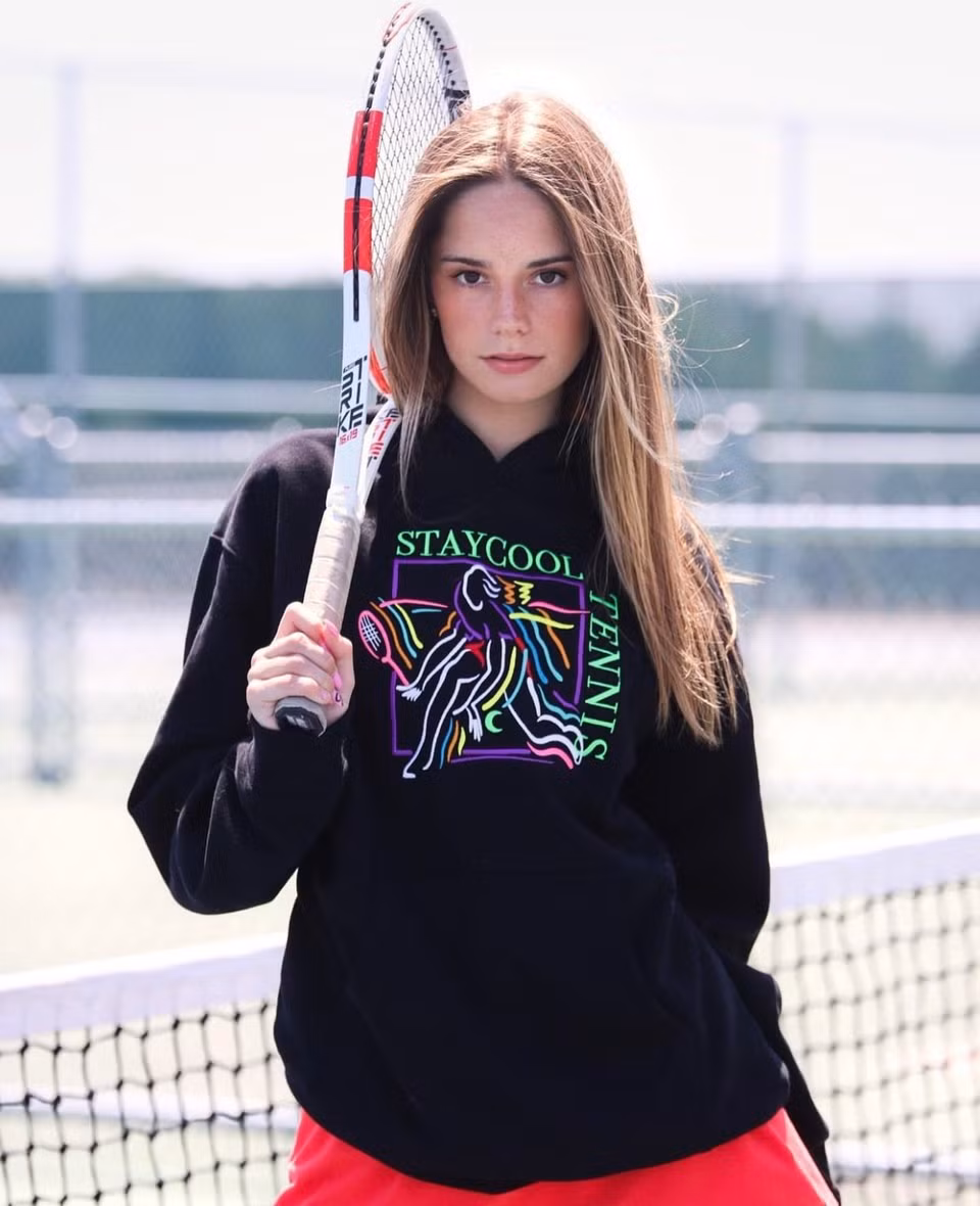 Ngoài quần vợt, bóng hồng tuổi teen còn thể hiện sự đa tài khi còn là diễn viên và người mẫu.