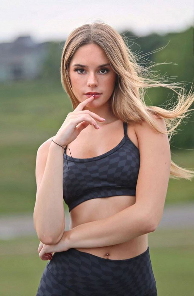 Người đẹp cũng thường khoe trọn sắc vóc thu hút trong những trang phục năng động, cá tính.